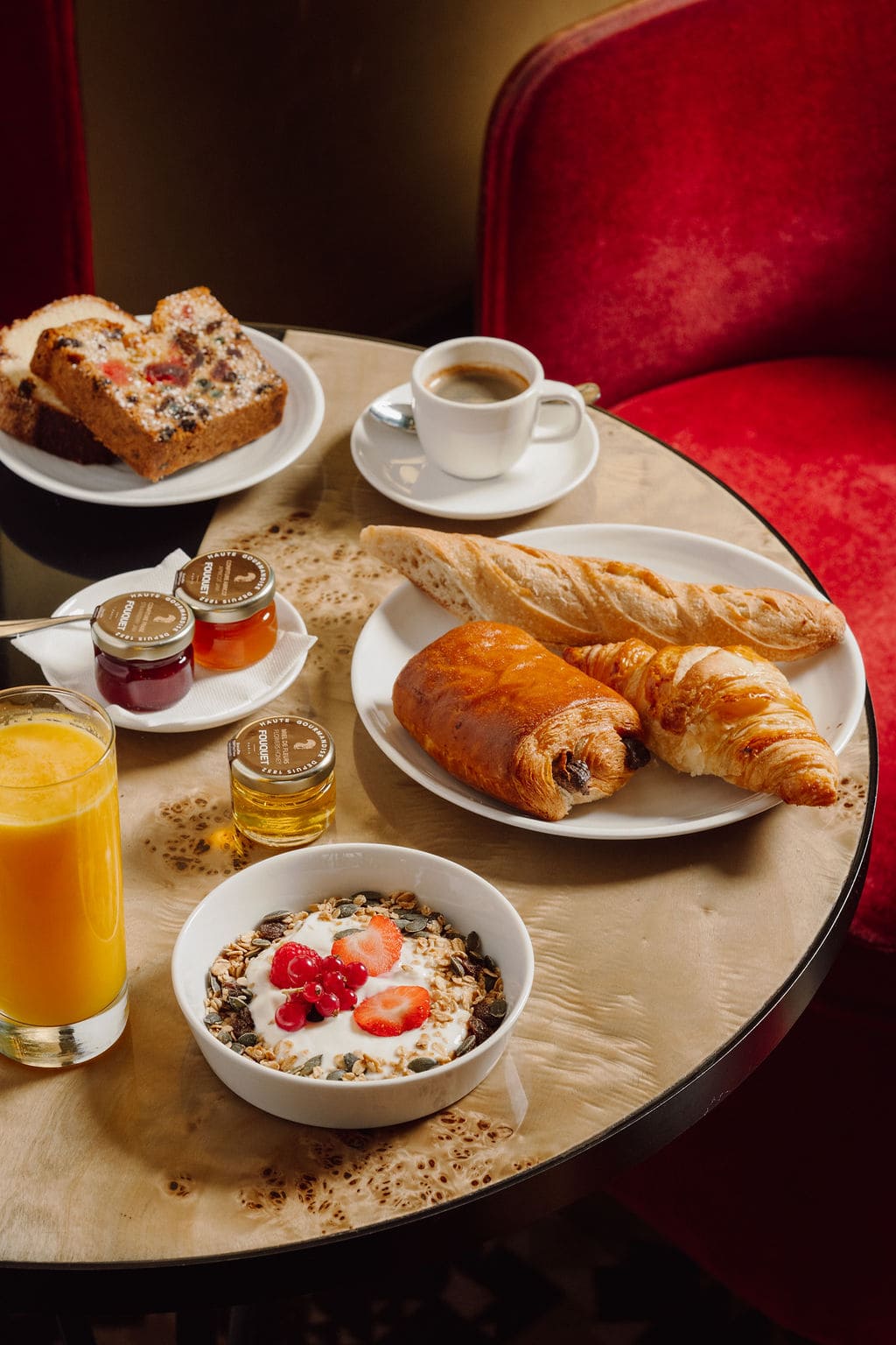 Sélection brunch et petit déjeuner du café français, avec des viennoiseries, confitures, cakes, pains, et jus de fruits frais.