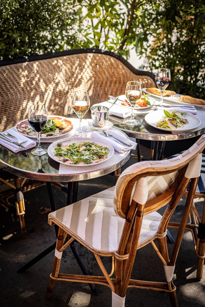 the shaded terrace of the French café with traditional dishes revisited from a French brasserie with an art deco atmosphere.