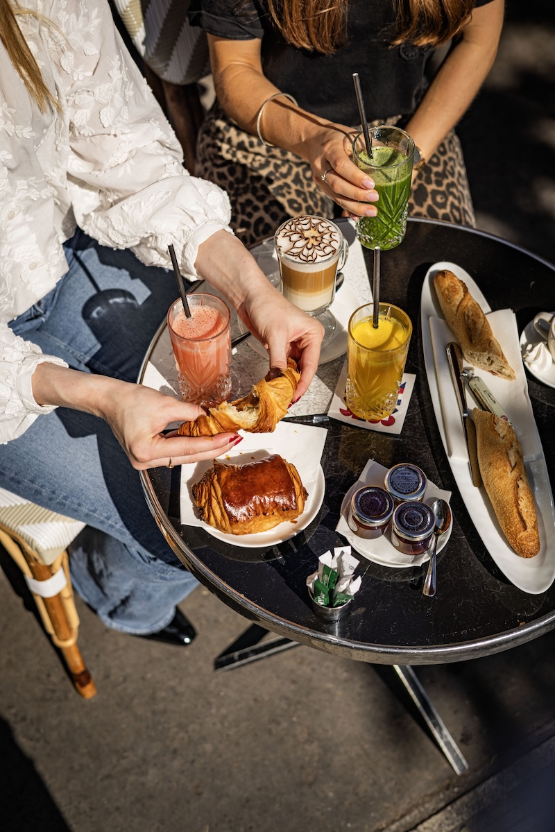 Petit déjeuner typique français avec baguette, jus croissant et pain au chocolat.